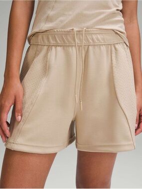 Lululemon Embossed Panel High-Rise Short 4"
Trench